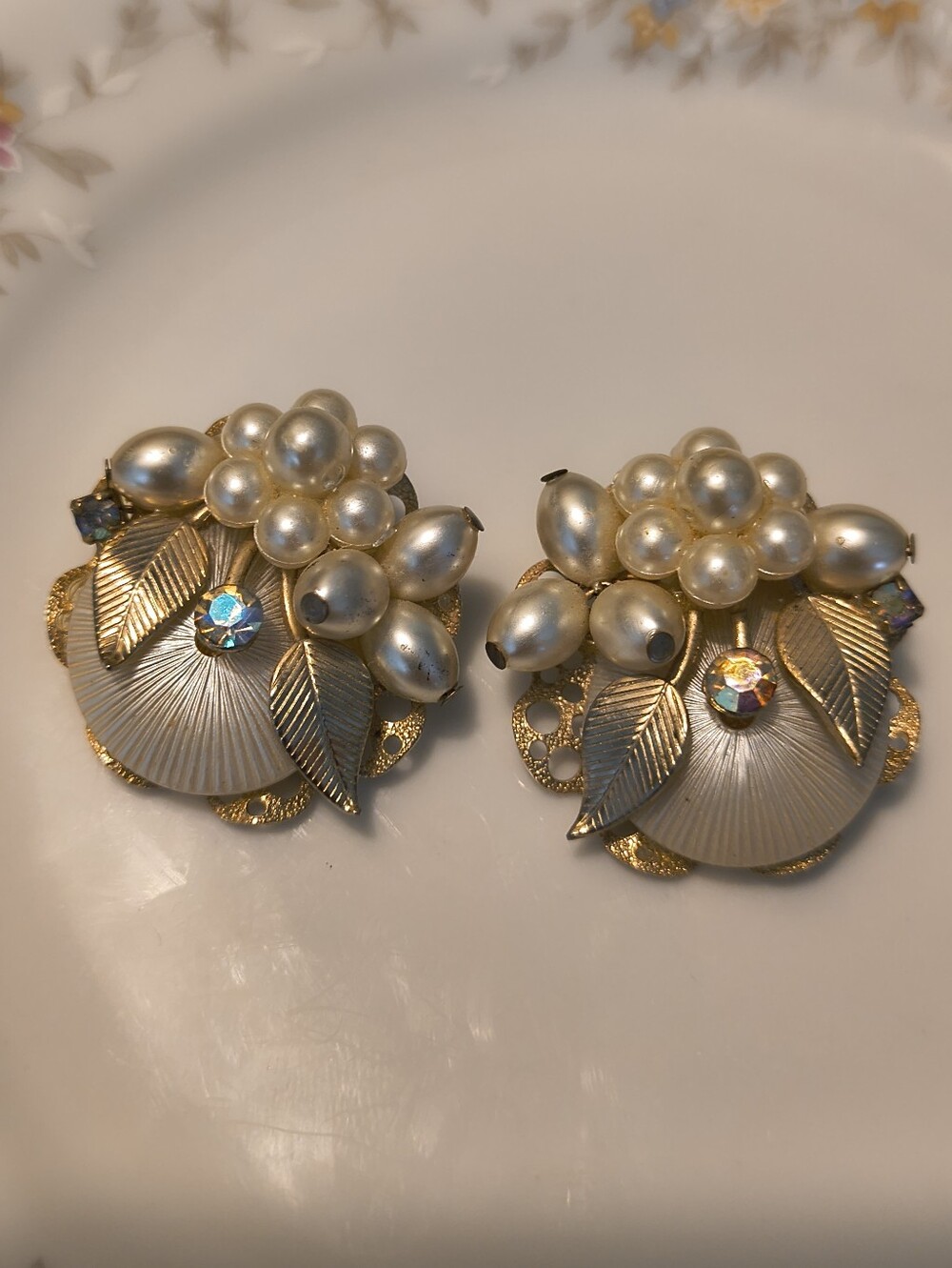 Vtg Unsigned Gold Tone Pearl Cluster Clip On Earrings AB Rhinestines - Picture 6 of 7